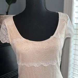 Robe Dentelle BEBE CAROLINA - Taille L - Neuf Avec étiquettes (NWT)